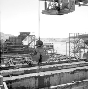 Timna in de Negevwoestijn het terrein van de kopermijnen met betonnen bakken vo, Bestanddeelnr 255-3663