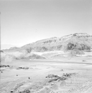Timna in de Negevwoestijn terrein rond de kopermijnen met op de achtergrond heu, Bestanddeelnr 255-3671