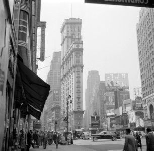 Times Square, met in het midden het gebouw One Times Square, gezien vanaf Broadw, Bestanddeelnr 191-0810