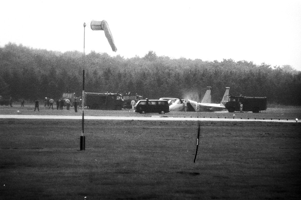 Tijdens een demonstratie op de open dag op Soesterberg stortte een Mc Donnell Do, Bestanddeelnr 931-6777