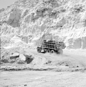 Timna in de Negevwoestijn een beladen vrachtwagen op het terrein van de kopermi, Bestanddeelnr 255-3679