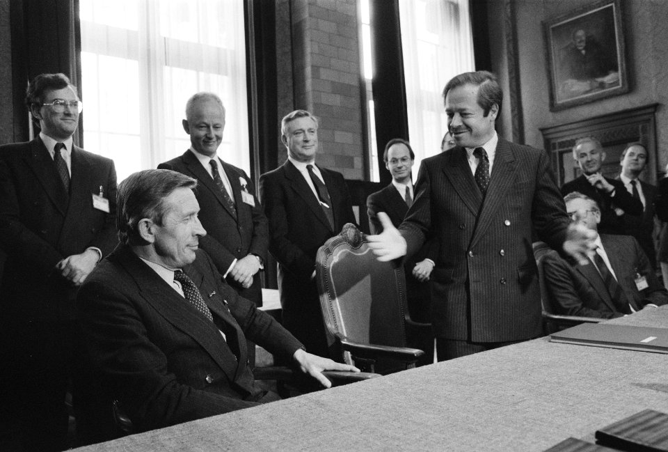 Tijdens de bijeenkomst links president-directeur van DSM mr. H.P. van Liemt en r, Bestanddeelnr 934-4001