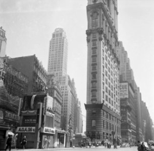 Times Square, met rechts het gebouw One Times Square, gezien vanaf Broadway, Bestanddeelnr 191-0799