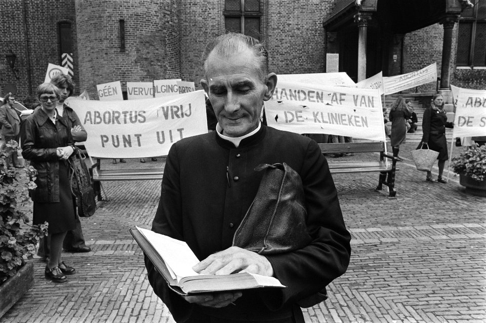 Tijdens behandeling wetsontwerpen inzake abortus demonstraties op Binnenhof, pat, Bestanddeelnr 928-7816