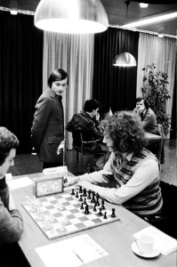 Timman (r) in actie tegen Sosonko Karpov kijkt toe, Bestanddeelnr 930-5425