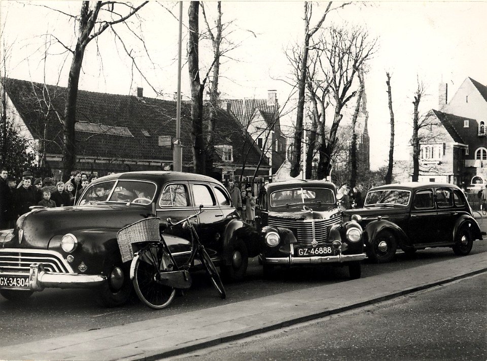 Tijdens het spitsuur, tussen 5 en 6 uur, waren twee wielrijders oorzaak van een gecomliceerde botsing tussen drie auto's op de Schoterweg nabij de Pijnboomstraat. Aangekocht in 1977 van fotograaf C. d