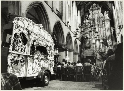 Tijdens het Internationaal Orgelfestival werd de eerste uitvoering gebracht van een compositie van de stadsorganist Piet Kee voor kerkorgel en drie draaiorgels. NL-HlmNHA 54010964