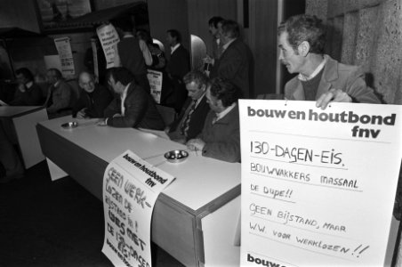 Tijdens de persconferentie werd er gedemonstreerd tegen de 130 dagen eis, Bestanddeelnr 931-8060