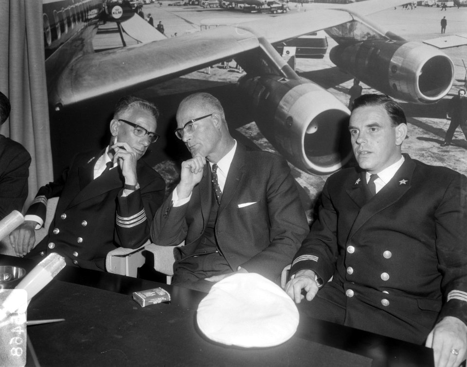 Tijdens de perconferentie op Schiphol met v.l.n.r. J.H. Brassen, R.W. le Poole, , Bestanddeelnr 919-5468
