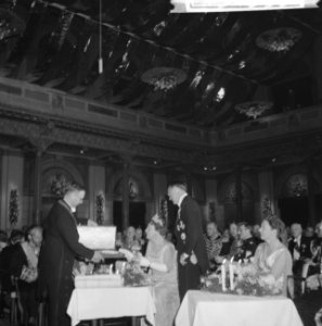 Tijdens feestavond in concertgebouw Burgemeester Van Hal biedt oorkonde aan, Bestanddeelnr 913-8353