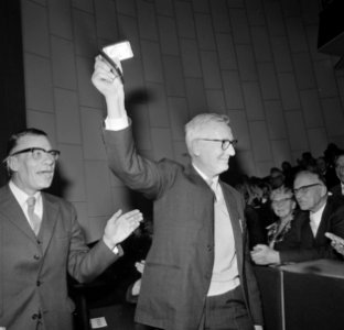 Tinbergen toont de medaille, Bestanddeelnr 926-8749