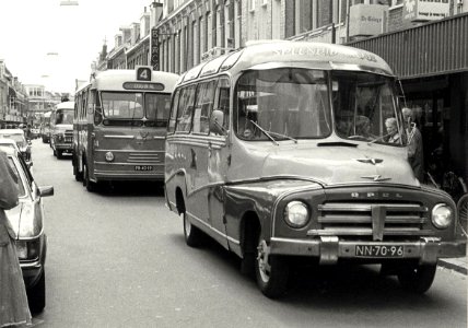 Tijdens de viering van het eerste lustrum van de autobus documentatie vereniging afdeling Kennemerland, reden oude autobussen, die door hobbyisten werden opgeknapt, door de Generaal Cronjést, NL-HlmNHA 54005704