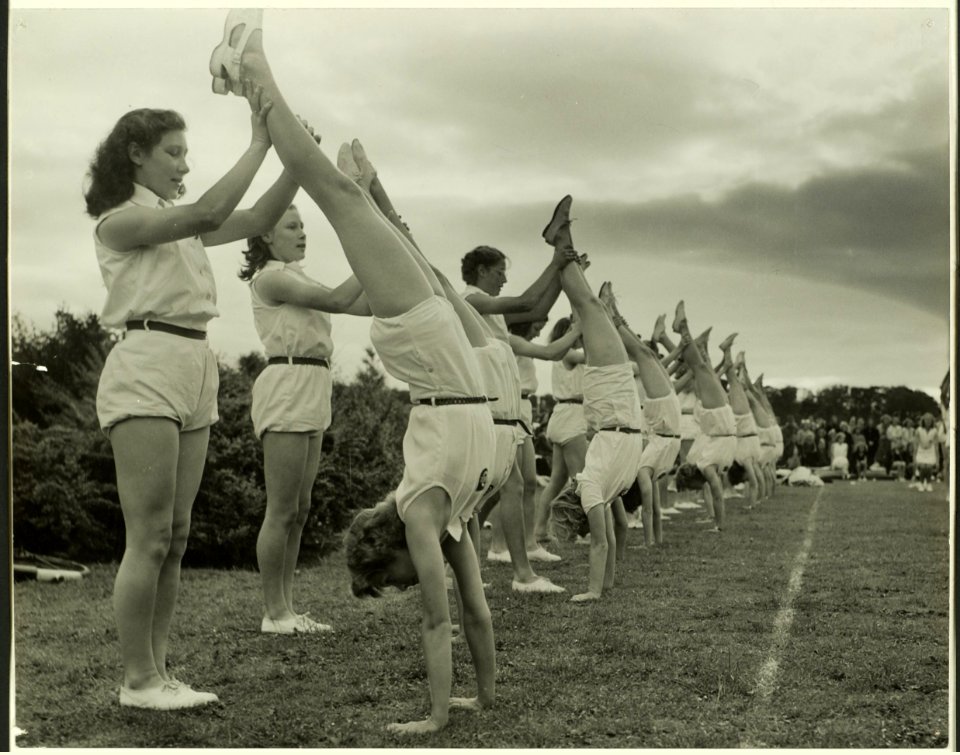 Tijdens de sportweek geeft de gymnastiekvereniging Concordia een turndemonstratie op het Theemsplein. NL-HlmNHA 5400465435