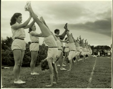 Tijdens de sportweek geeft de gymnastiekvereniging Concordia een turndemonstratie op het Theemsplein. NL-HlmNHA 5400465435