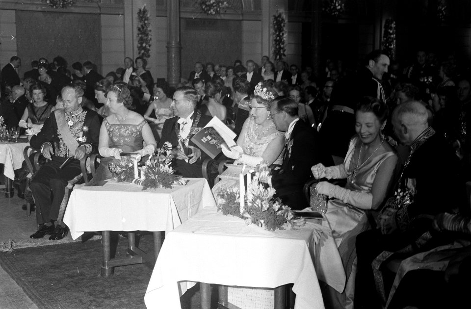 Tijdens feestavond in concertgebouw, Bestanddeelnr 913-8345