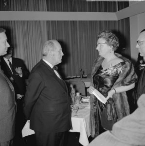 Tijdens de pauze is koningin Juliana in gesprek met regisseur Peter Scharoff, Bestanddeelnr 915-9886