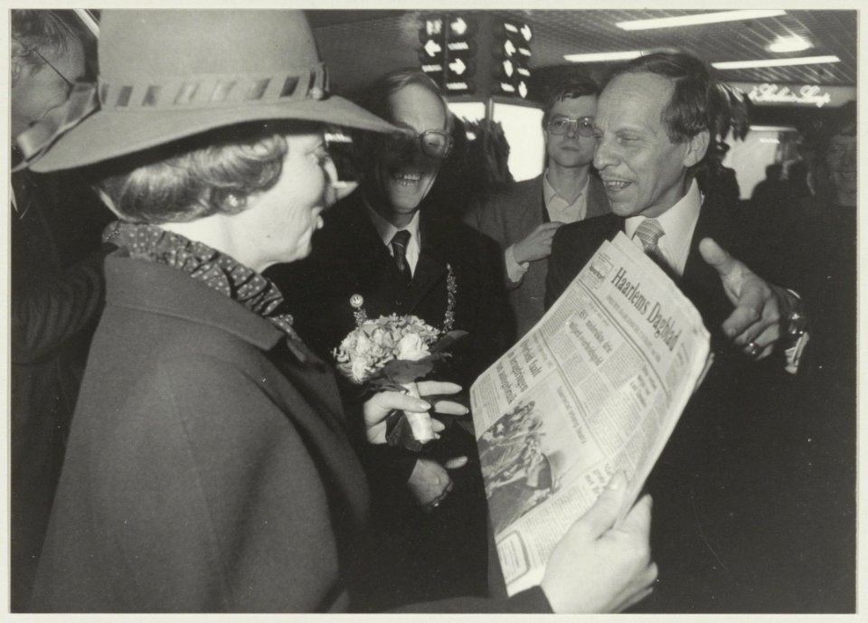 Tijdens een werkbezoek dat koningin Beatrix aan Haarlem bracht, kreeg zij in de Brinkmann-passage een exemplaar van het Haarlems Dagblad aangeboden met op de voorpagina een foto van haar aan, NL-HlmNHA 54013889