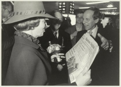Tijdens een werkbezoek dat koningin Beatrix aan Haarlem bracht, kreeg zij in de Brinkmann-passage een exemplaar van het Haarlems Dagblad aangeboden met op de voorpagina een foto van haar aan, NL-HlmNHA 54013889
