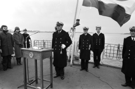 Tijdens de overdrachtsceremonie op het geleidewapen-fregat Hr. Ms. Tromp, Bestanddeelnr 930-1448
