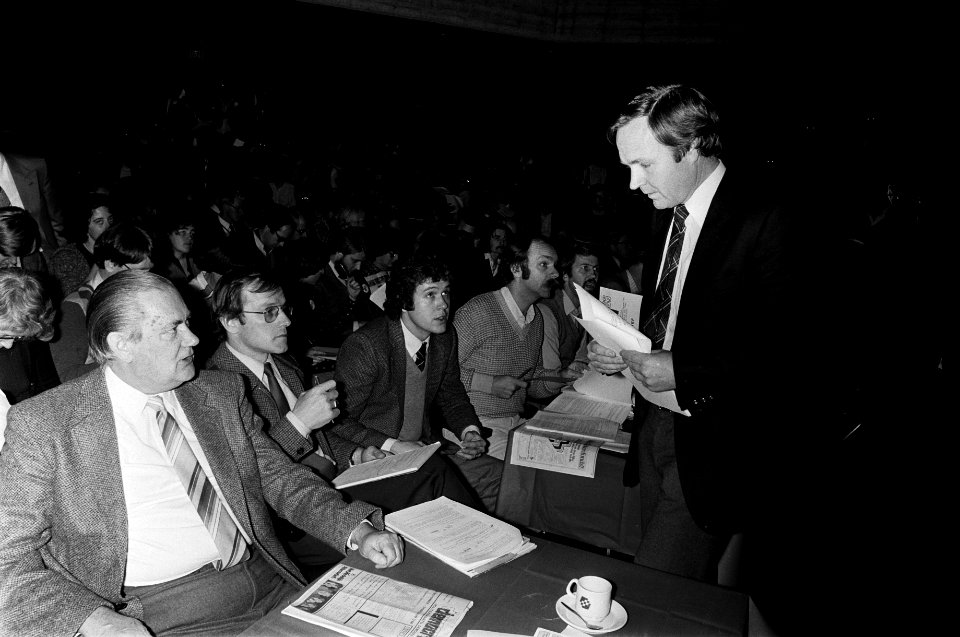 Tijdens de stemmingen op de voorgrond Henk Zeevalking (l) en partijleider Jan Te, Bestanddeelnr 930-5672