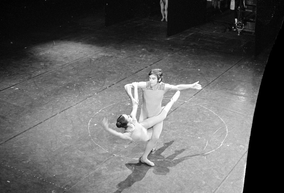 Tijdens een repetitie van het eerste ballet van Toer van Schayk ´Onvoltooide Ver, Bestanddeelnr 924-6656