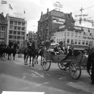Tijdens de rijtoer op het Leidse Plein, Bestanddeelnr 913-8294