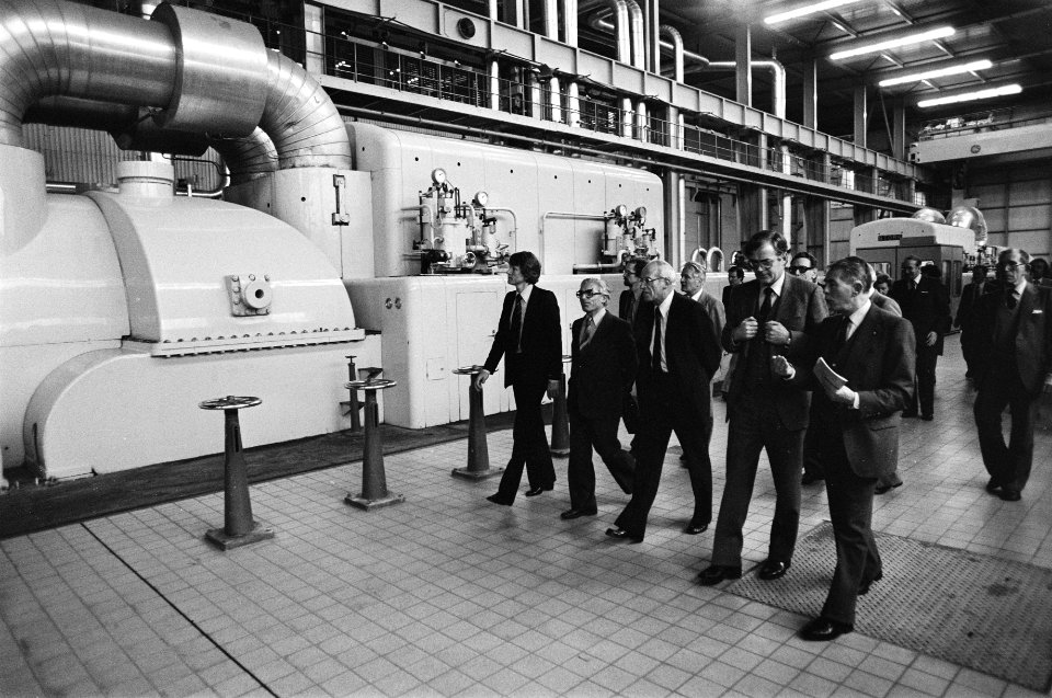 Tijdens de rondleiding v.l.n.r. wethouder Wolffensperger, burgemeester Polak, G…, Bestanddeelnr 930-5909