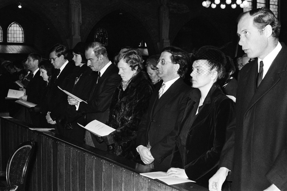 Tijdens de rouwdienst v.l.n.r. premier van Agt, minister Wiegel, minister Van de, Bestanddeelnr 930-2020