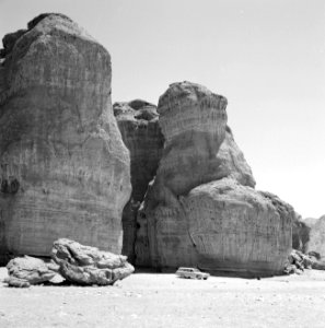 Timna in de Negevwoestijn rotspartij de zuilen van Salomo, Bestanddeelnr 255-3684