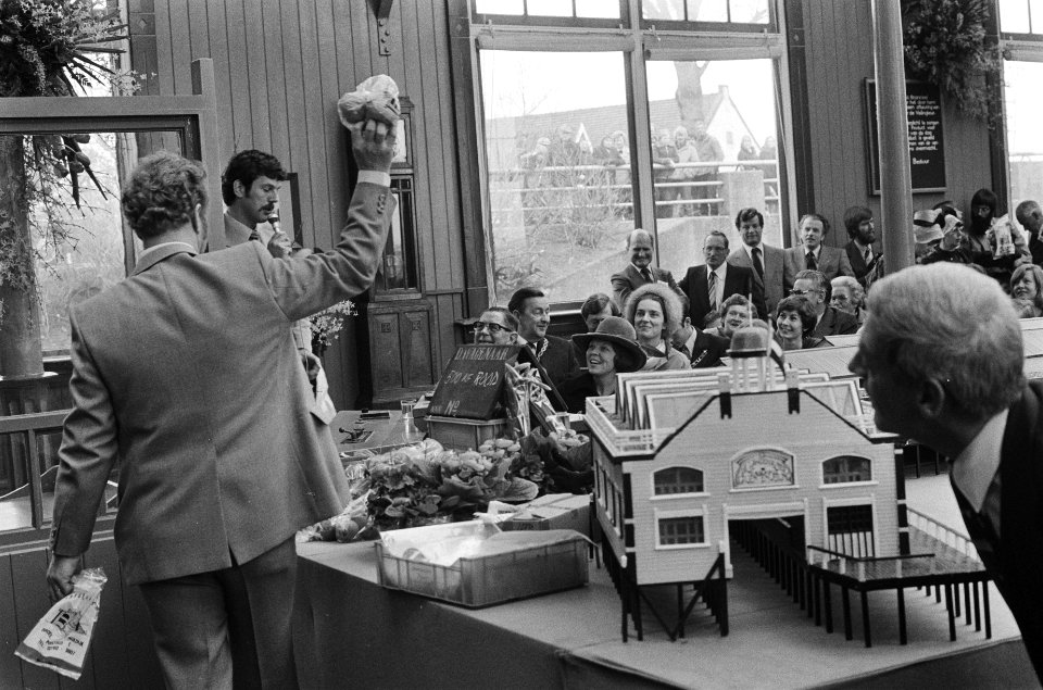 Tijdens de opening op de voorgrond een schaalmodel, bestemd voor Madurodam, Bestanddeelnr 930-1979