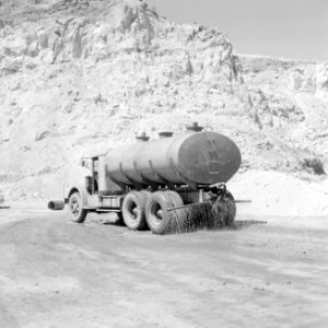 Timna in de Negevwoestijn een sproeiwagen op het terrein rond de kopermijnen, Bestanddeelnr 255-3672