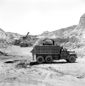 Timna in de Negevwoestijn een graafmachine en vrachtwagens op het terrein van d, Bestanddeelnr 255-3678