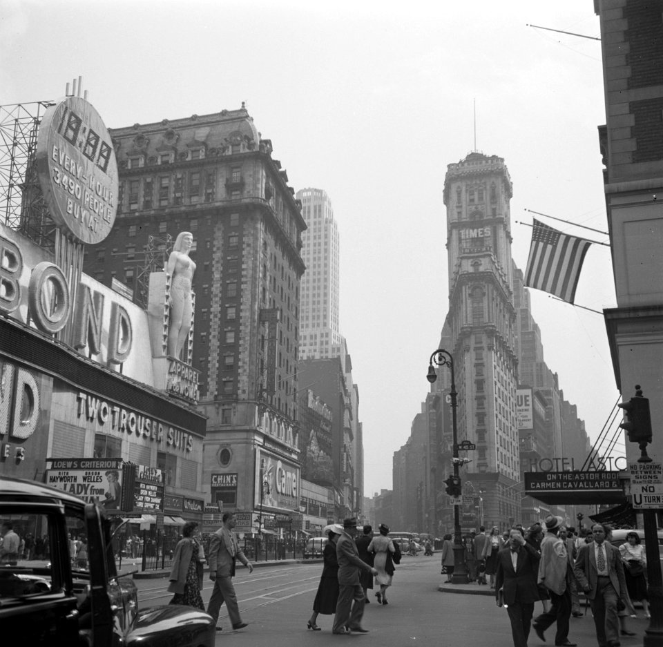 Times Square, met links kledingwinkel Bond Clothes en rechts het gebouw One Time, Bestanddeelnr 191-0802