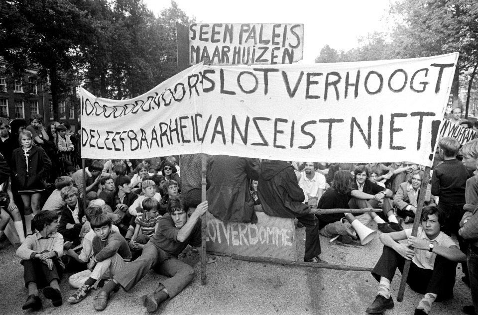 Tijdens de opening van Slot Zeist zaten demonstranten voor het hek op de grond m, Bestanddeelnr 922-8508