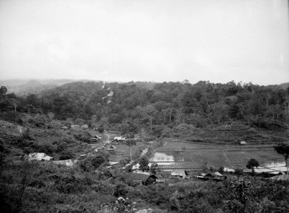 Tijdens de opmars in de sector Padang (Sumatra) overzicht, in de vallei rijdt e, Bestanddeelnr 14981