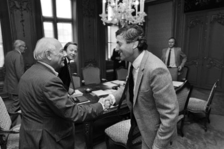 Tijdens de kabinetsformatie 1981 begroet PvdA fractieleider Joop den Uyl (links…, Bestanddeelnr 931-6477