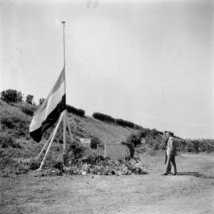 Tijdelijke begraafplaats Bloemendaal met vlaggenmast met vlag halfstok en bord m, Bestanddeelnr 900-3215