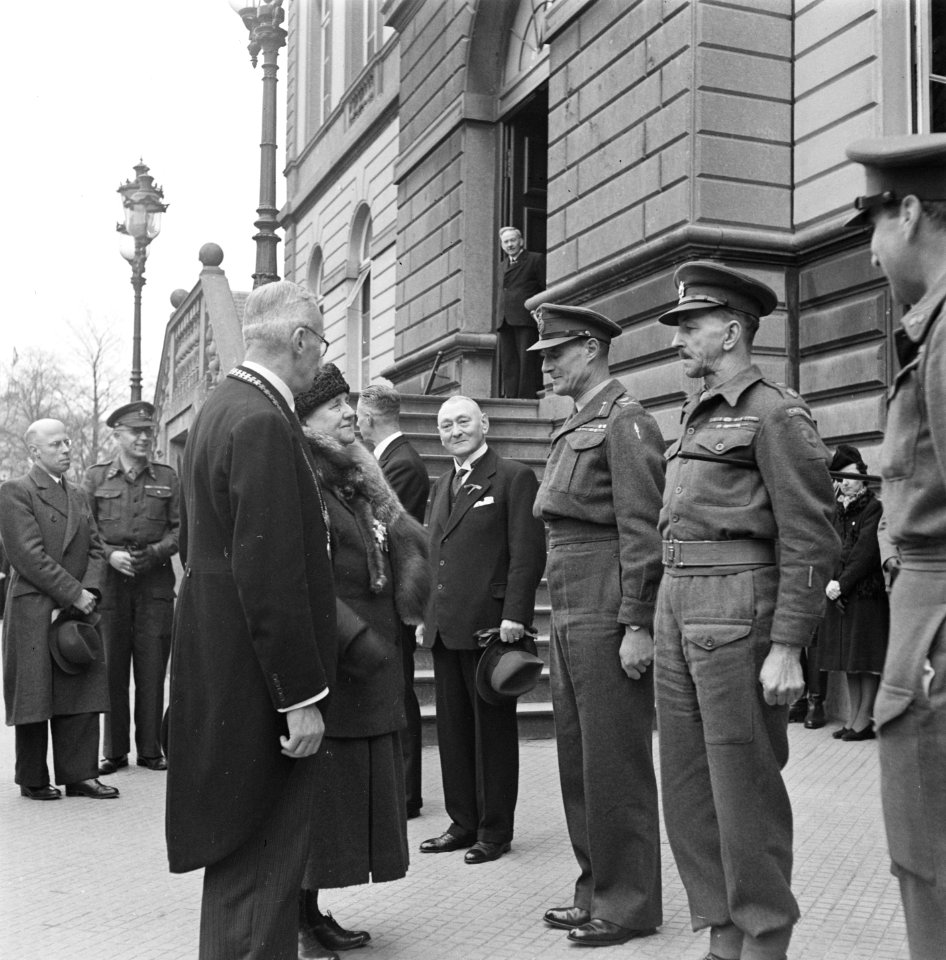 Tilburg. Voor het stadhuis spreekt de koningin met twee Britse officieren. Naast, Bestanddeelnr 900-4105