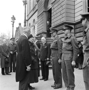 Tilburg. Voor het stadhuis spreekt de koningin met twee Britse officieren. Naast, Bestanddeelnr 900-4105