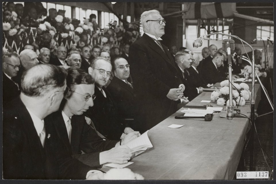 Tijdens de grote jubileumvergadering van de Vrije Universiteit in de RAI te Amst, Bestanddeelnr 093-1137