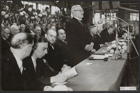 Tijdens de grote jubileumvergadering van de Vrije Universiteit in de RAI te Amst, Bestanddeelnr 093-1137