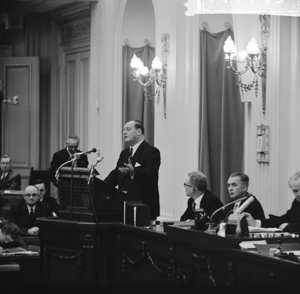 Tijdens zijn rede in de Tweede Kamer , F G van Dijk (VVD), Bestanddeelnr 914-7749