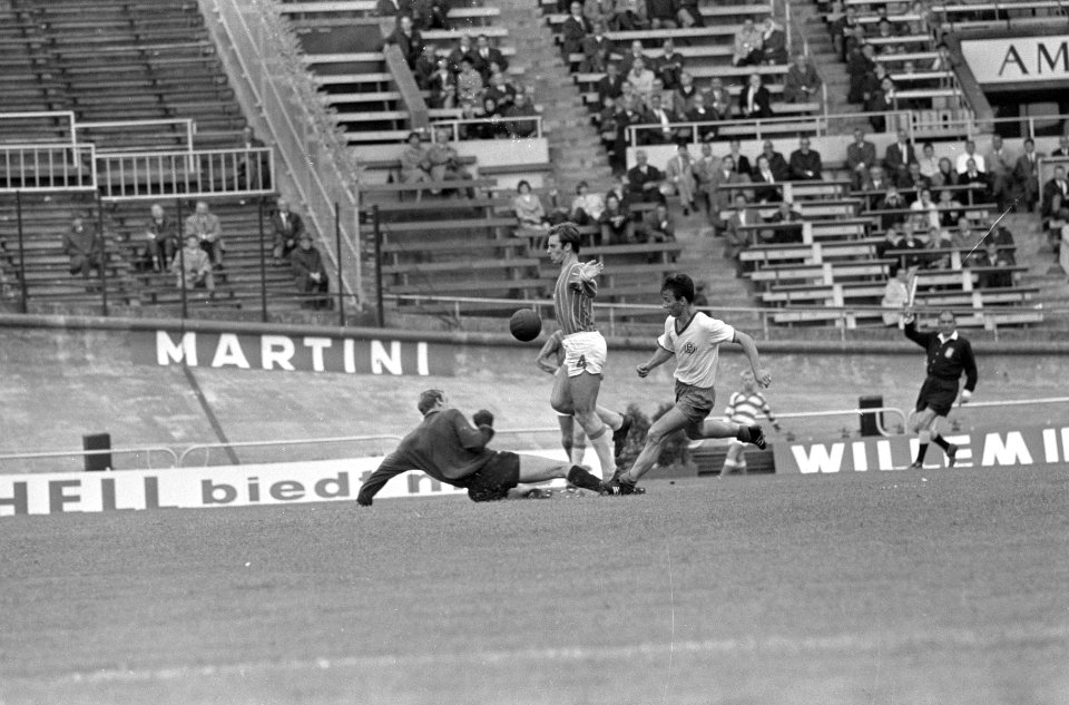Tijdens de voetbalwedstrijd van Blauw-Wit tegen Cambuur lost speler Grebenarevic, Bestanddeelnr 919-5267