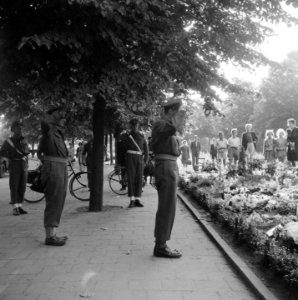 Tijdens zijn bezoek aan Amsterdam bezocht de prins het monument op de Apollolaan, Bestanddeelnr 900-4761