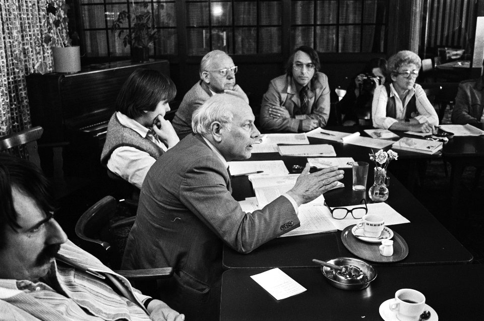 Tijdens de hoorzitting van aktiegroepen vlnr Den Uyl, Rob v.d. Water, voorzitte, Bestanddeelnr 930-2737
