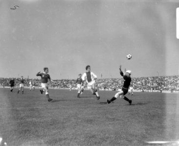 Tijdens de voetbalwedstrijd van MVV tegen Ajax te Amsterdam maakt Johan Cruijff , Bestanddeelnr 919-5486