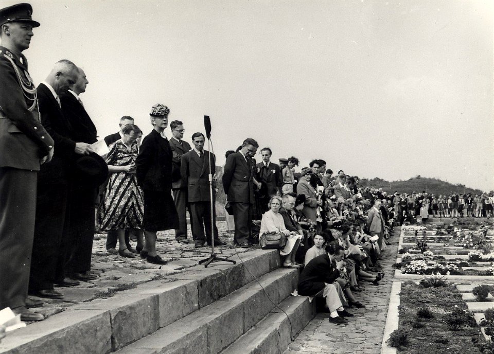 Tijdens een herdenkingsbijeenkomst op de Erebegraafplaats declameerde mevrouw Elisabeth Hannema-Van Maasdijk. Aangekocht in 1977 van fotograaf C. de Boer. Identificatienummer 54-004059, NL-HlmNHA 1478 25900 K 38