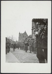 Tilburg. Defilé. Koningin Wilhelmina applaudiseert voor de troepen, Bestanddeelnr 512 064