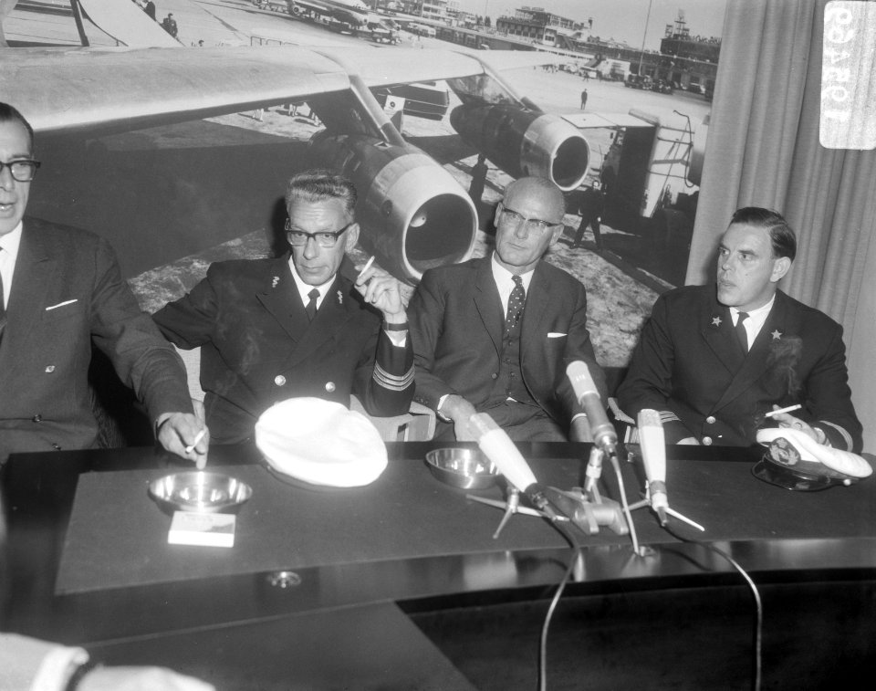 Tijdens de perconferentie op Schiphol met v.l.n.r. J.H. Brassen, R.W. le Poole, , Bestanddeelnr 919-5469