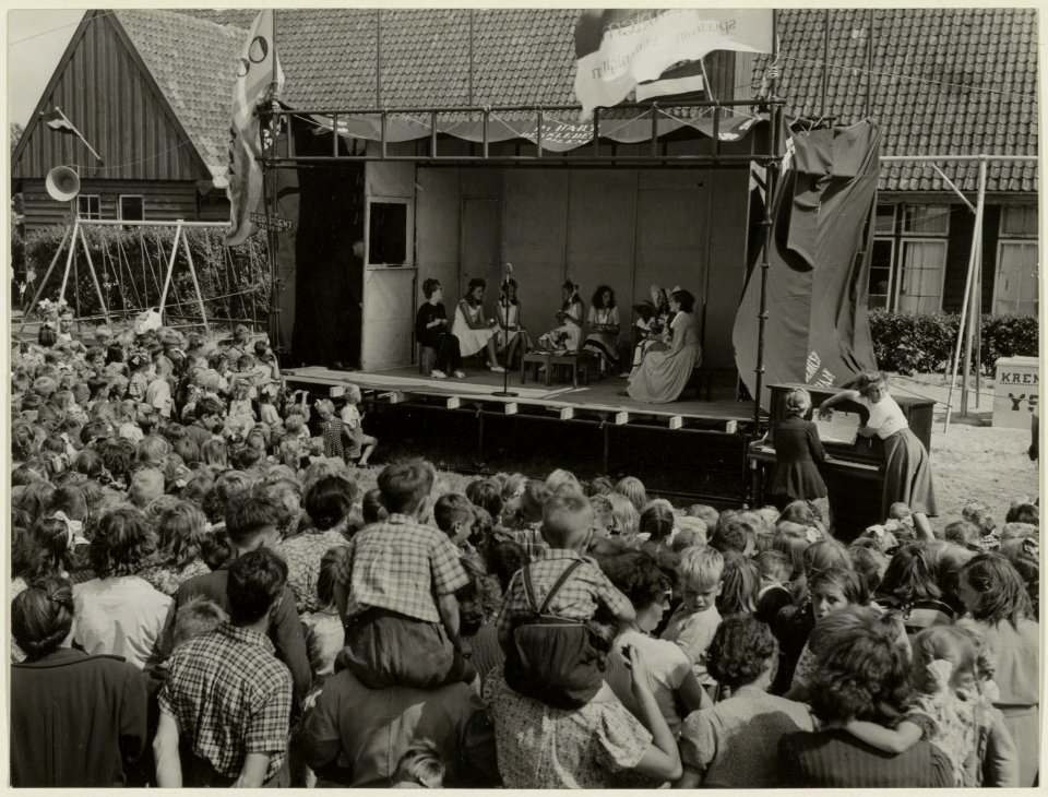 Tijdens een toneelvoorstelling voor kinderen in de openlucht, bij speeltuin Oosterkwartier. NL-HlmNHA 54004510